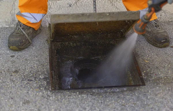 disinfestation cockroaches in the sewer system with spraying of pyrethroid insecticides.