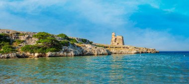 Gargano, Puglia 'nın doğal parkındaki bir plajda antik bir gözetleme kulesinin görüntüsü. İtalya