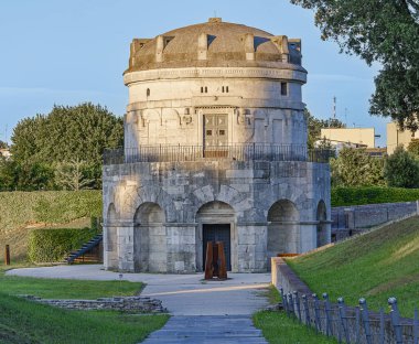 Theodoric, Ravenna 'nın mozolesi. Eşsiz mimari, tarih ve kültürel önem. Bu antik simgenin ihtişamını yakalayın.