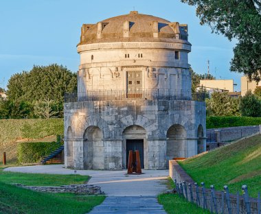 Theodoric, Ravenna 'nın mozolesi. Eşsiz mimari, tarih ve kültürel önem. Bu antik simgenin ihtişamını yakalayın.