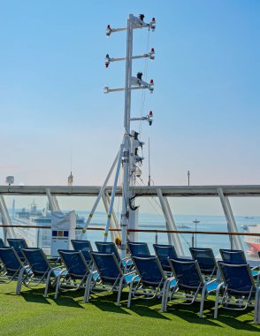 Salon sandalyeleri ve modern küresel oturma kapsülleri olan yolcu gemisi güvertesi alanı dinleniyor. Mavi gökyüzünün altında deniz manzarasının tadını çıkarıyorum. Tatil ve eğlence için mükemmel..