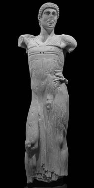 Motya Savaş Arabacısı, Antik Yunan mermer heykeli. Detaylı gövde, tunik katlar, siyah arka planda vurgulanmış zamazingo pozu. Klasik sanat şaheseri.
