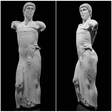 Çift manzaralı The Motya Charioteer, Antik Yunan mermer heykeli. Detaylı gövde, tunik katlar, siyah arka planda vurgulanmış zamazingo pozu. Klasik sanat şaheseri.