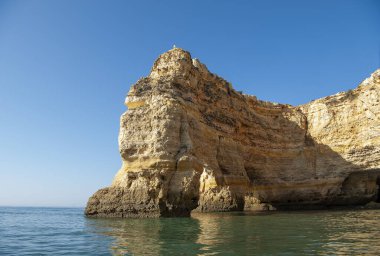 Portekiz Algarve sahilinde kaya oluşumları