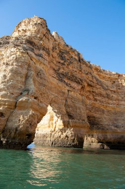 Portekiz Algarve sahilinde kaya oluşumları
