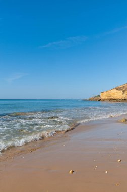 Albufeira, Algarve, Portekiz 'de kaya oluşumlu Maria Luisa plajı.
