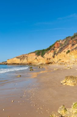 Albufeira, Algarve, Portekiz 'de kaya oluşumlu Maria Luisa plajı.