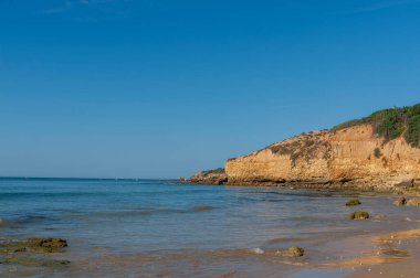 Albufeira, Algarve, Portekiz 'de kaya oluşumlu Maria Luisa plajı.