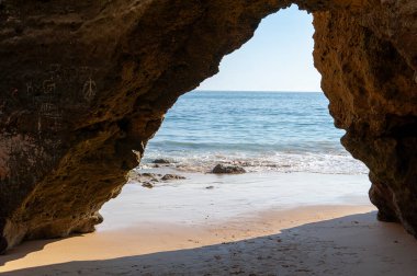 Albufeira, Algarve, Portekiz 'de kaya oluşumlu Maria Luisa plajı.