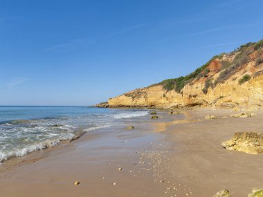 Albufeira, Algarve, Portekiz 'de kaya oluşumlu Maria Luisa plajı.