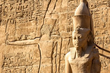 Luxor, Mısır - 15 Nisan 2008: Amun Tapınağı Karnak, Luxor, Mısır içinde