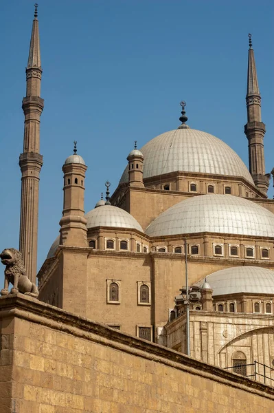 Kahire, Mısır - 14 Nisan 2008: Kahire Kalesi 'ndeki Muhammed Ali (veya Alabaster Camii) camisi. Mısır