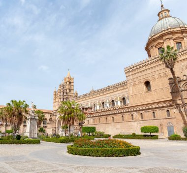 Sicilya, Sicilya 'daki Palermo Katedrali olarak bilinen Kutsal Bakire Meryem Bazilikası.
