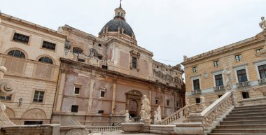 Fontana Pretoria ya da daha çok Palermo, Sicilya, İtalya 'da Utanç Çeşmesi olarak bilinir.