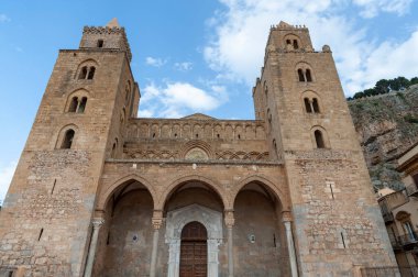 Cefal Katedrali, Sicilya, İtalya 'daki Norman mimarisinin bir örneği.