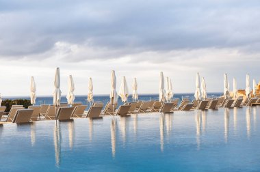 Yüzme havuzunda bir sıra şemsiye.