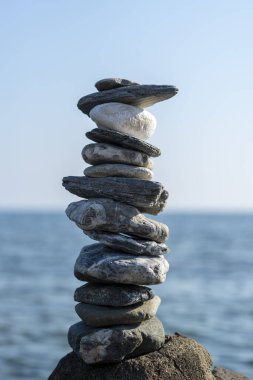 Kayalıklarda dengeli taşlar