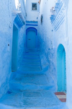 Tipik Şef Kasbah sokağı, Fas 'ın mavi şehri.