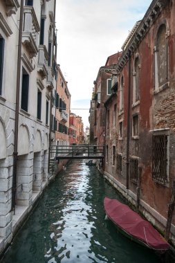 Venedik kanallarından birinin üzerinde karakteristik bir köprü