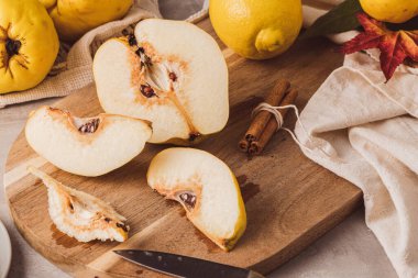 Olgun ve dilimlenmiş ayva. Tarçınlı ve limonlu tarifler hazırlamak için taze meyve. Sağlıklı bir diyet için gerekli bir bileşen.