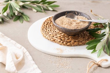 Mutfak tezgahında kaşıkla seramik kasede susam tohumu ya da gergelim. Sağlıklı yemek ve diyet kavramları için. Üst görünüm