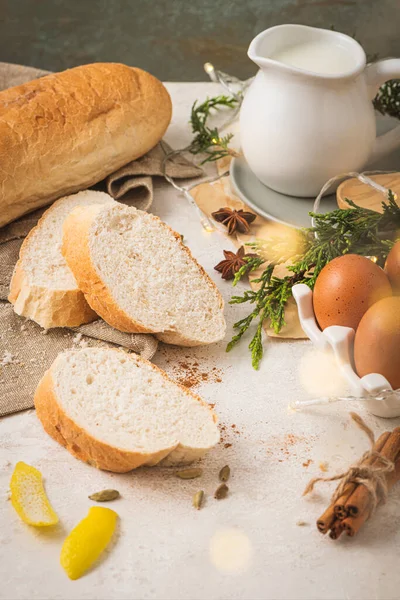 Noel için İspanyol torrijaları, Fransız tostları ya da geleneksel Portekiz rabanadaları hazırlamak için gerekli malzemeler. Noel için tipik tatlı yiyecekler. Ekmek, yumurta, tarçın, süt ve limon kabuğu dilimleriyle yapılır.