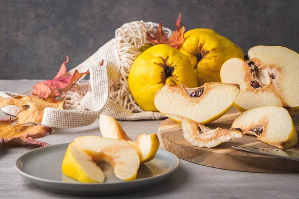 Reife Quitten Ganz Und Scheiben Geschnitten Frisches Obst Zur Zubereitung — Stockfoto