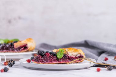 Dilimlenmiş böğürtlenli pasta. Yazın taze böğürtlenli turta..