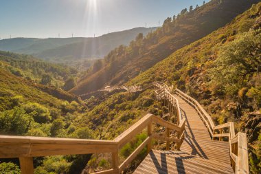 Coentral Grande, Castanheira de Pera, Portekiz 'deki Ribeira de Quelhas geçidi manzarası.