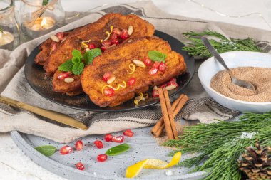 Limon, nar, çam fıstığı ve tarçınlı geleneksel Noel Tavşanadaları. İspanyol Torrijaları ya da Fransız tostları tezgahın üzerinde kapanıyor.