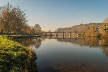 Antik Roma Köprüsü, Ponte da Barca, Kuzey Portekiz eski Portekizli Köyü.