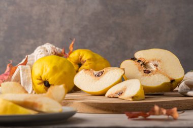 Olgun ve dilimlenmiş ayva. Tarçınlı ve limonlu tarifler hazırlamak için taze meyve. Sağlıklı bir diyet için gerekli bir bileşen.