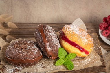 Bolas de Berlim, ya da Berlin Balls. Çikolata ya da ahududu reçeli ile doldurulmuş Portekiz usulü kızarmış hamur. Portekiz hamur tatlısı ve şeker.