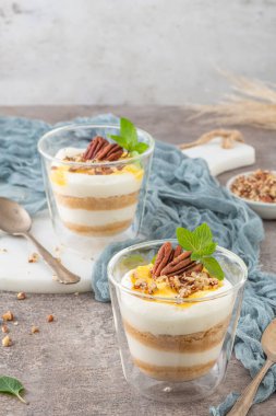 Natas do Ceu fındık ve nane yapraklarıyla süslenmiş krema, yumurta ve bisküvilerden yapılan geleneksel bir Portekiz tatlısıdır.