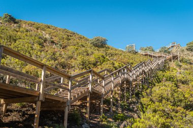 Coentral Grande, Castanheira de Pera, Portekiz 'deki Ribeira de Quelhas geçidi manzarası.