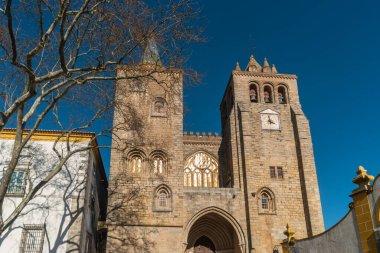 Portekiz, Evora 'daki Bakire Meryem' e ithaf edilen XII. Yüzyılda Tarihlenen Katedralin Ana Cephesi