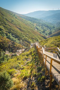 Coentral Grande, Castanheira de Pera, Portekiz 'deki Ribeira de Quelhas geçidi manzarası.