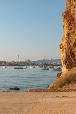 Ferragudo sahilinden Portimao, Algarve, Portekiz marinasına doğru.