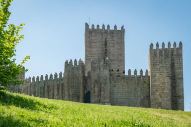 Portekiz 'in kuzeyindeki Guimaraes Kalesi. 13. yüzyılın sonlarında inşa edildi. Fransız etkisinden sonra..