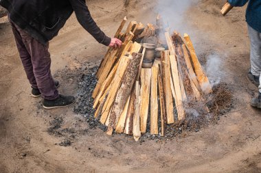 Portekiz, Amarante 'deki Gondar' ın kara çamurunun pişirme işlemi sırasında şenlik ateşinin hazırlanması