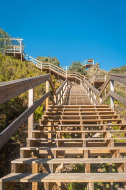 Coentral Grande, Castanheira de Pera, Portekiz 'deki Ribeira de Quelhas geçidi manzarası.