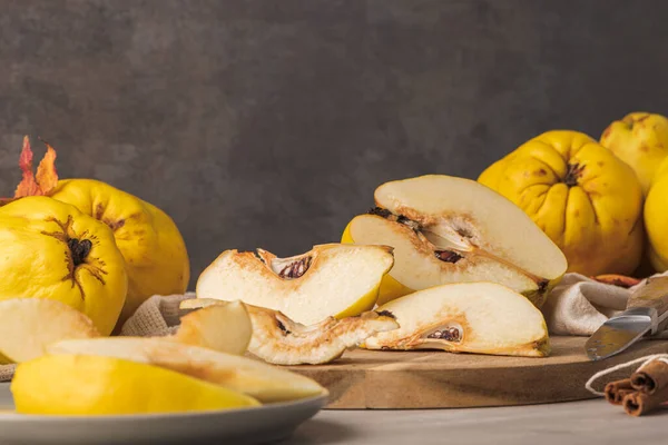 Olgun ve dilimlenmiş ayva. Tarçınlı ve limonlu tarifler hazırlamak için taze meyve. Sağlıklı bir diyet için gerekli bir bileşen.