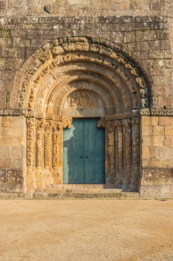 Portekiz'in kuzeyinde, Ponte da Barca'daki Bravaes Manastırı. Yüzyılın sonunda Xii Tapınakçılar'ın takdiri gibi kurulmuş eski Benedictine manastırı. Portekiz Romanesk sanatı, 1910'dan beri Ulusal Anıt olarak sınıflandırılır.