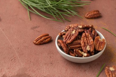 Mutfak arka planında seramik kasede fındık ve metin için kopya alanı