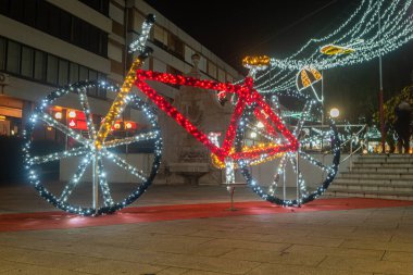 AGUEDA, PORTUGAL - CIRCA Aralık 2022: Portekiz 'in Agueda şehrinde gece ve Noel süslemeleri ile.