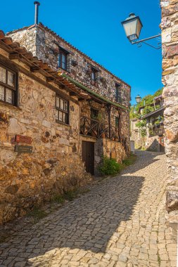 Casal de Sao Simao, Figueior dos Vinhos PORTUGAL köyünde ünlü şist evleri olan tipik kaldırımlı cadde.