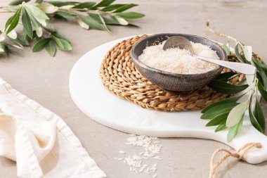 Organik çiğ basmati beyaz pirinç, yiyecek için temel tahıl. Mutfak tezgahında sağlıklı gıda malzemeleri var.