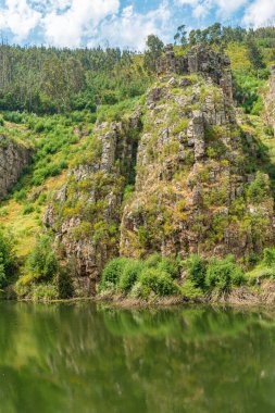 Mondego kitapçısının manzarası, Penacova 'daki Mondego nehrinin yakınındaki doğal anıt - Portekiz.