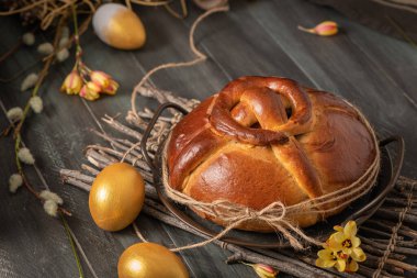 Portekiz geleneksel paskalya pastası. Paskalya masasında altın yumurtalı yaprak. Çiçekler ve altın boyalı yumurtalar..