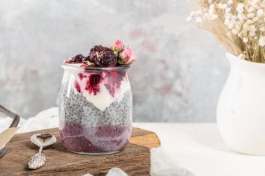 Böğürtlenli Chia pudingi ve cam kavanozlarda reçel. Sağlıklı beslenme, sağlıklı yaşam tarzı, diyet, fitness menüsü kavramı
